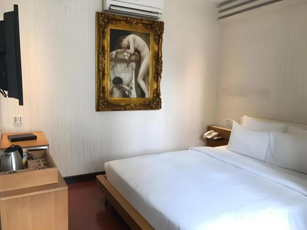 Bed in The White Hotel 8A Thai Van Lung