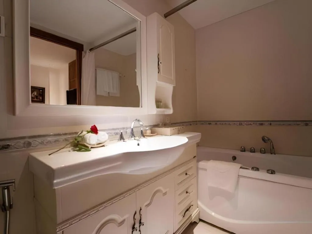 The White Hotel 8A Thai Van Lung