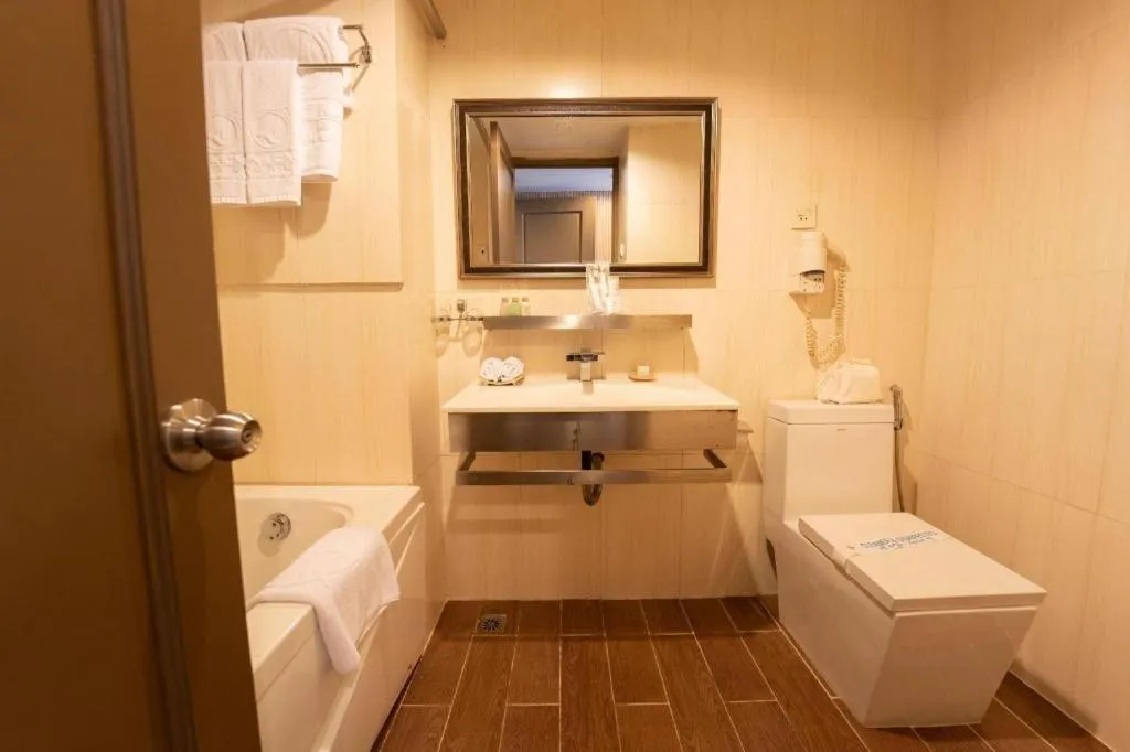 The White Hotel 8A Thai Van Lung