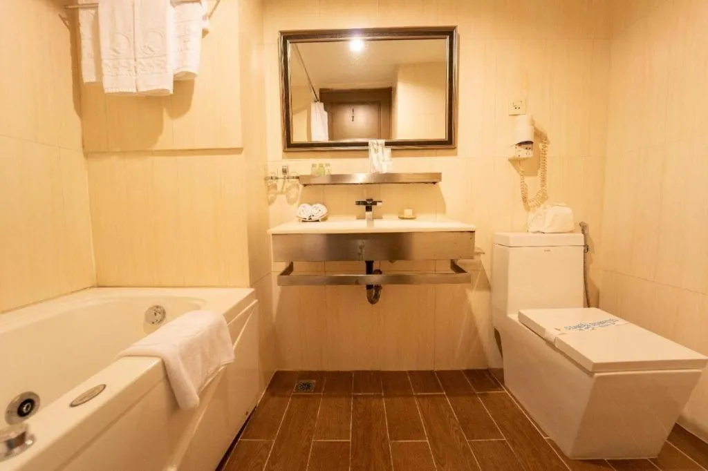 The White Hotel 8A Thai Van Lung