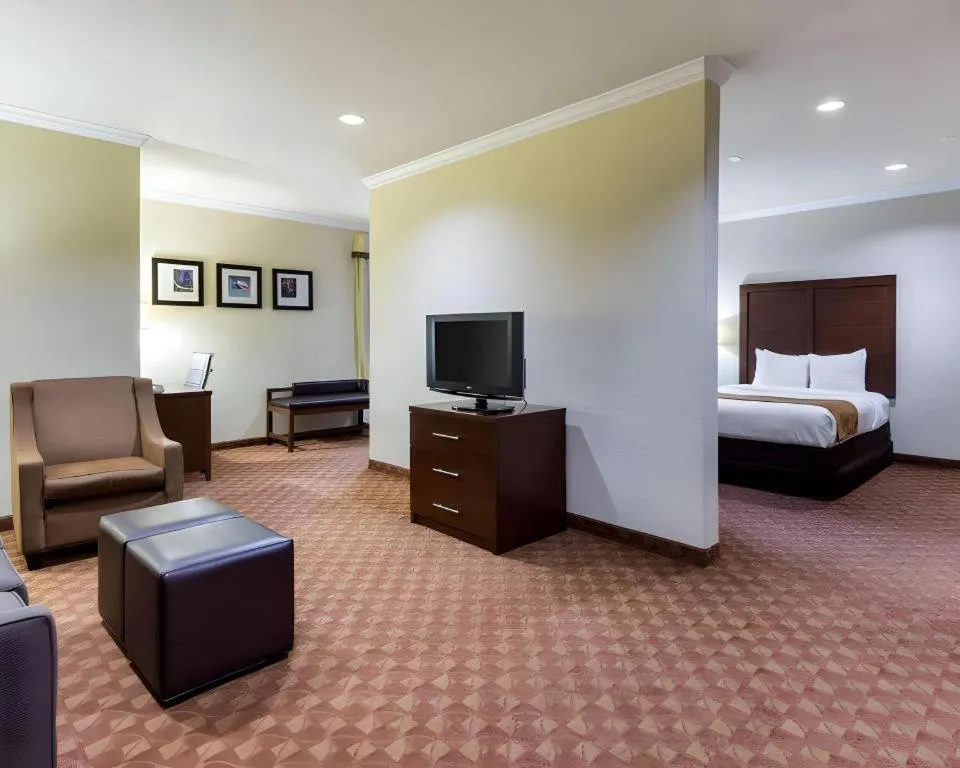 Bed in Comfort Suites near NASA - Clear Lake