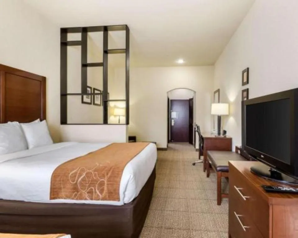 Bed in Comfort Suites near NASA - Clear Lake