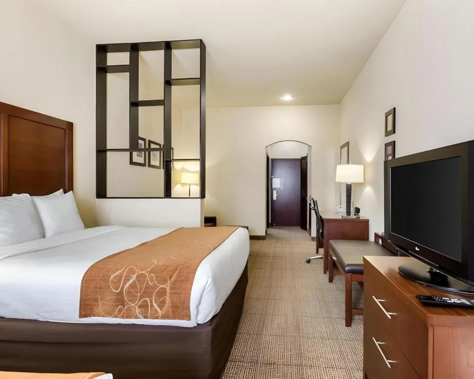 Bed in Comfort Suites near NASA - Clear Lake