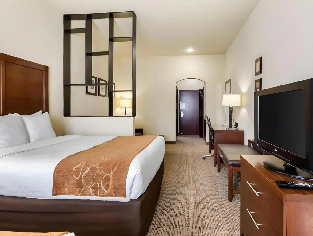 Bed in Comfort Suites near NASA - Clear Lake