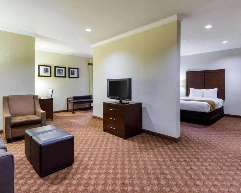 Bed in Comfort Suites near NASA - Clear Lake