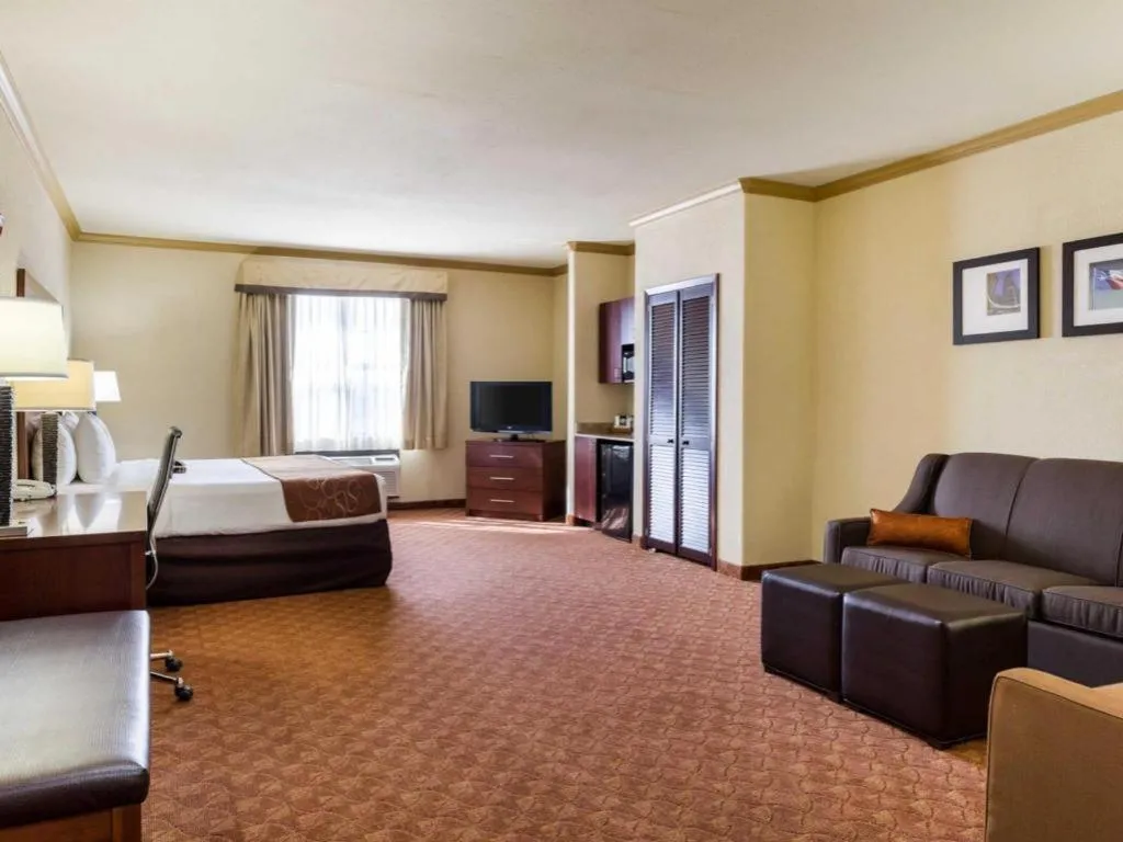 Bed in Comfort Suites near NASA - Clear Lake