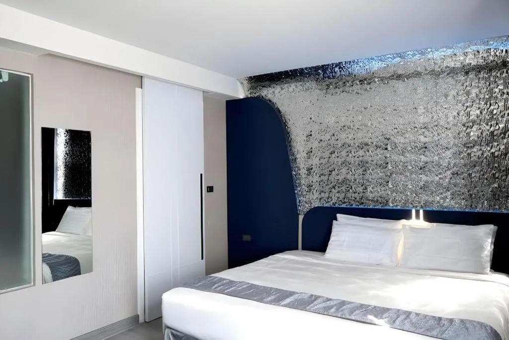 Bed in Glacier Hotel Khon Kaen