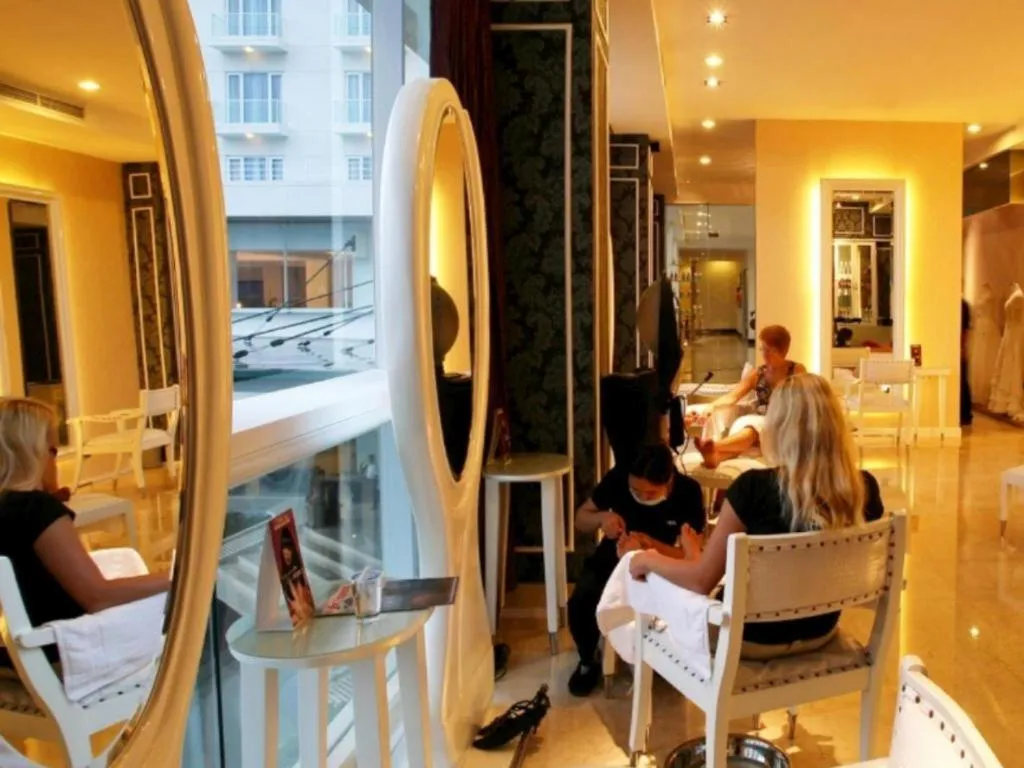 Sintesa Peninsula Hotel