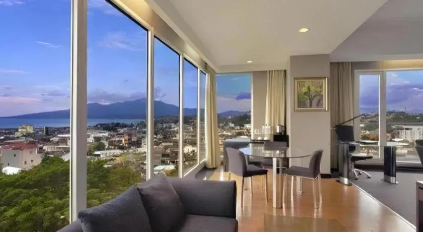 Sintesa Peninsula Hotel