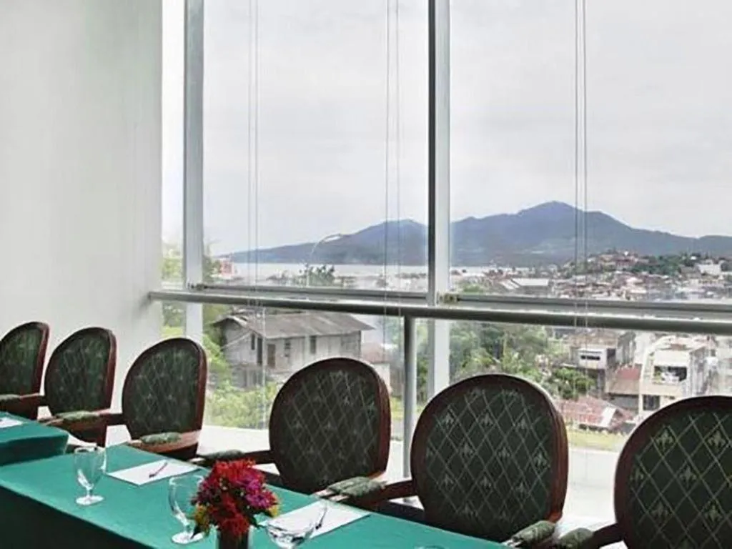 Sintesa Peninsula Hotel