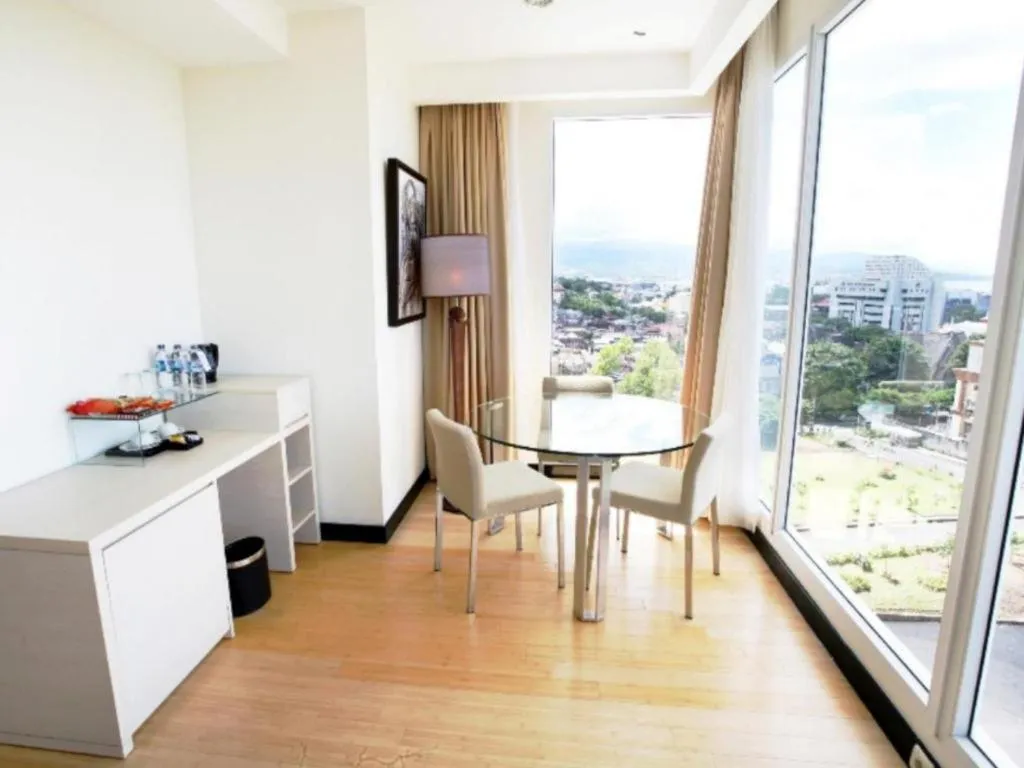 Sintesa Peninsula Hotel