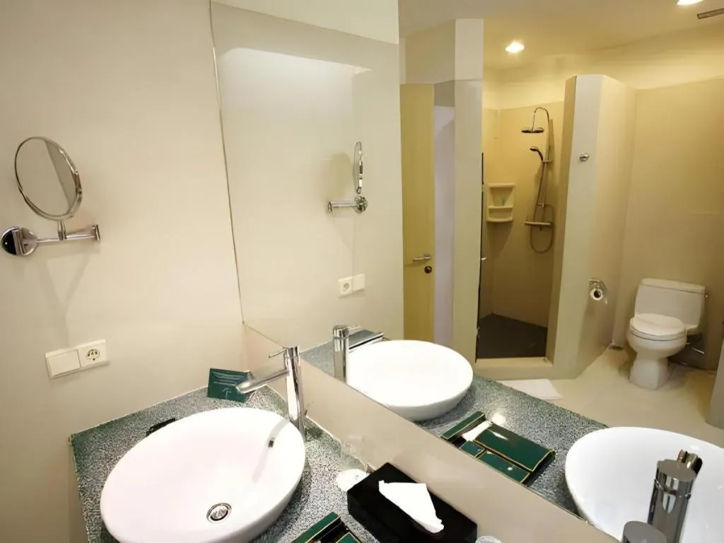 Sintesa Peninsula Hotel