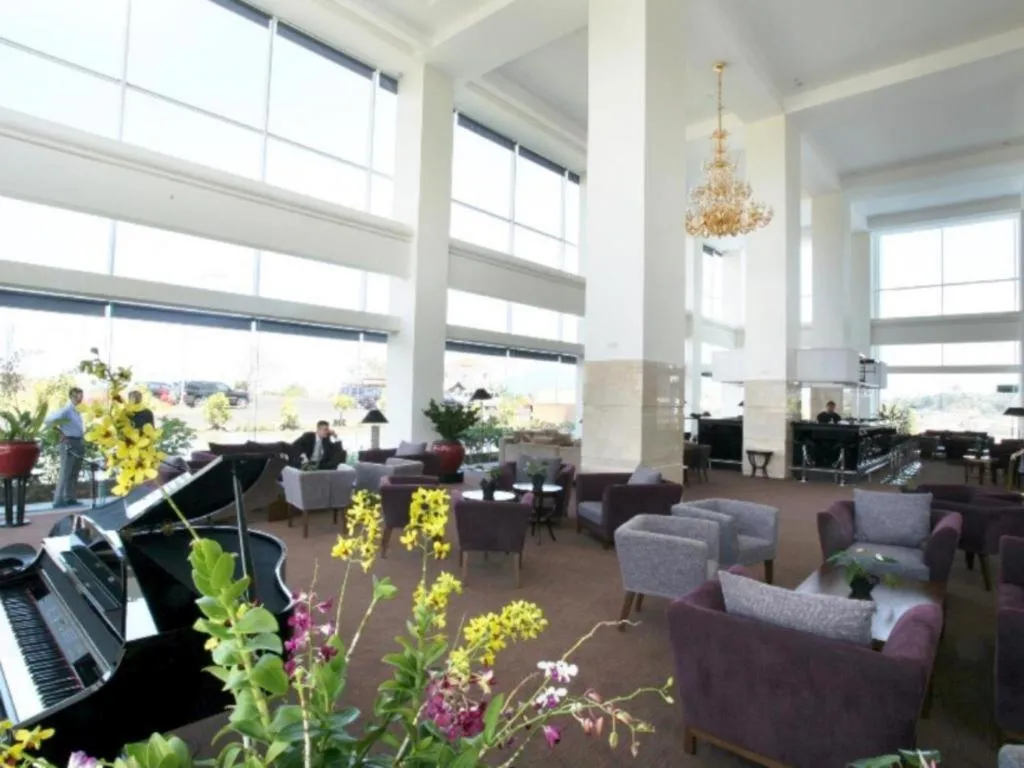 Sintesa Peninsula Hotel