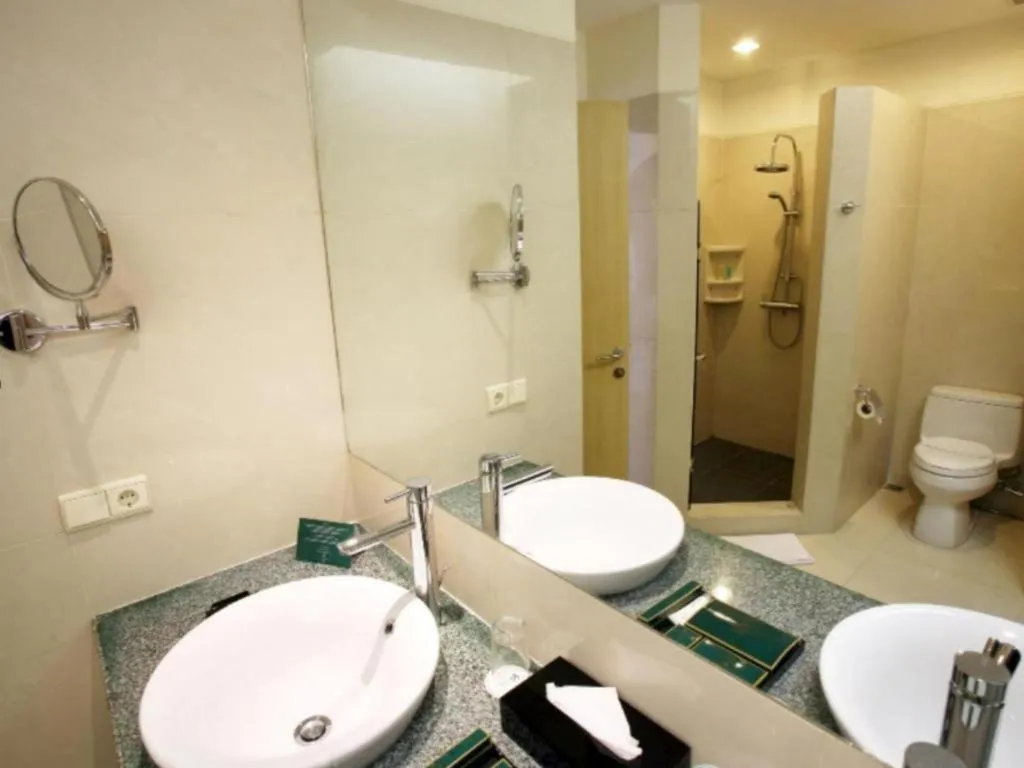 Sintesa Peninsula Hotel