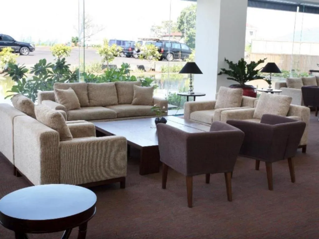 Sintesa Peninsula Hotel