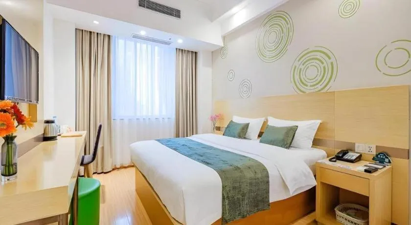 Bed in GreenTree Inn Shanghai Jingan Railway Station Xinzha Road Business Hotel