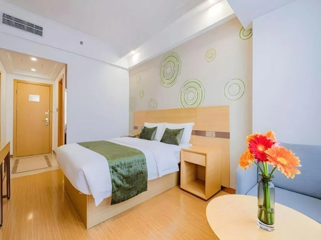 Bed in GreenTree Inn Shanghai Jingan Railway Station Xinzha Road Business Hotel