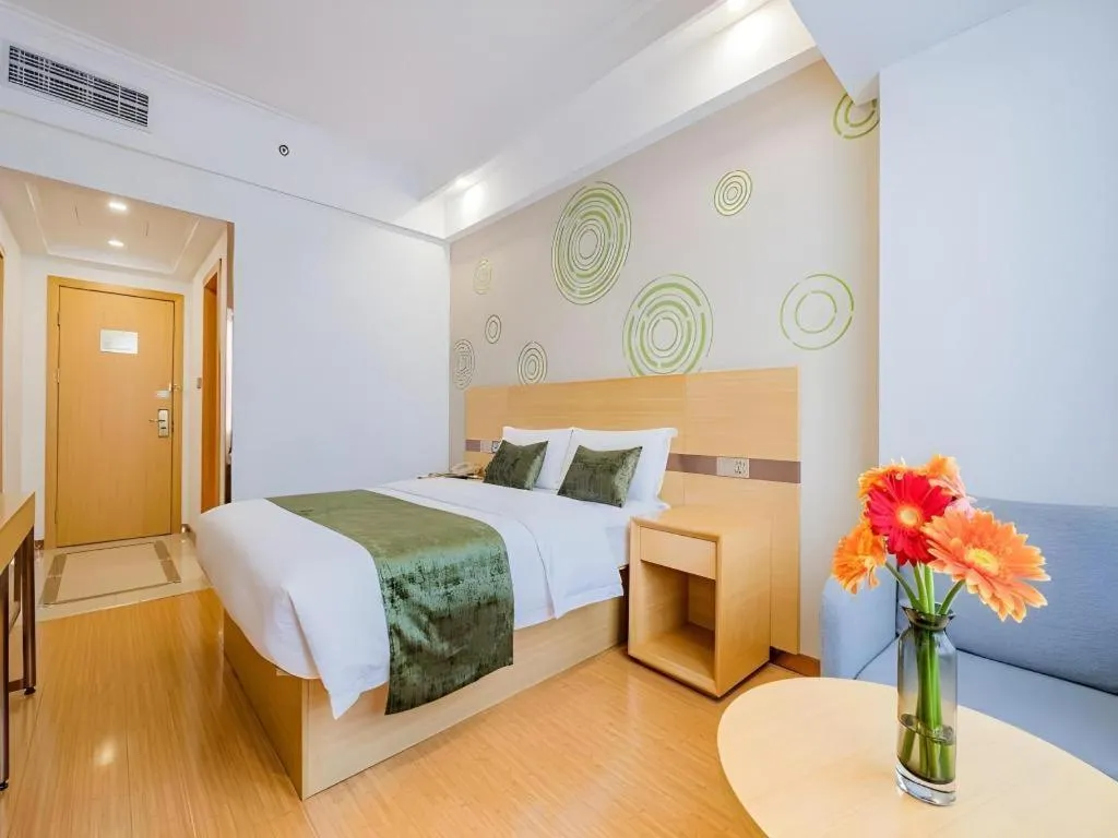 Bed in GreenTree Inn Shanghai Jingan Railway Station Xinzha Road Business Hotel