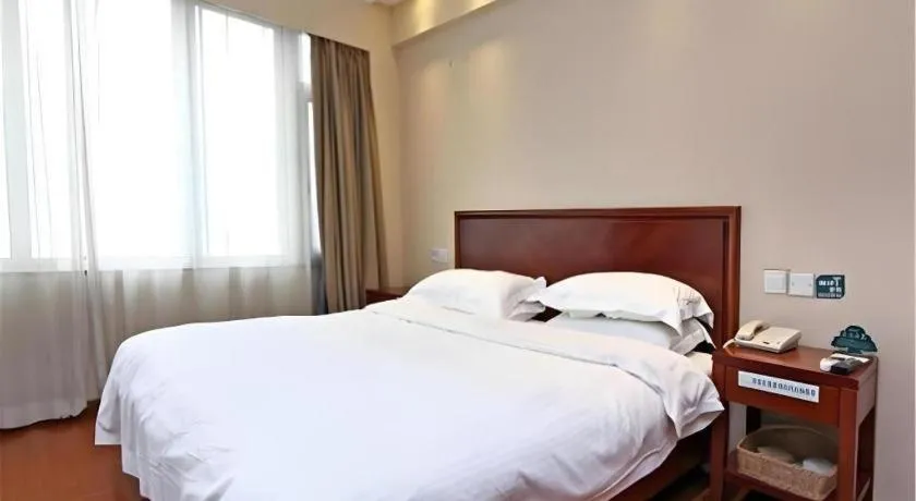 Bed in GreenTree Inn Shanghai Jingan Railway Station Xinzha Road Business Hotel