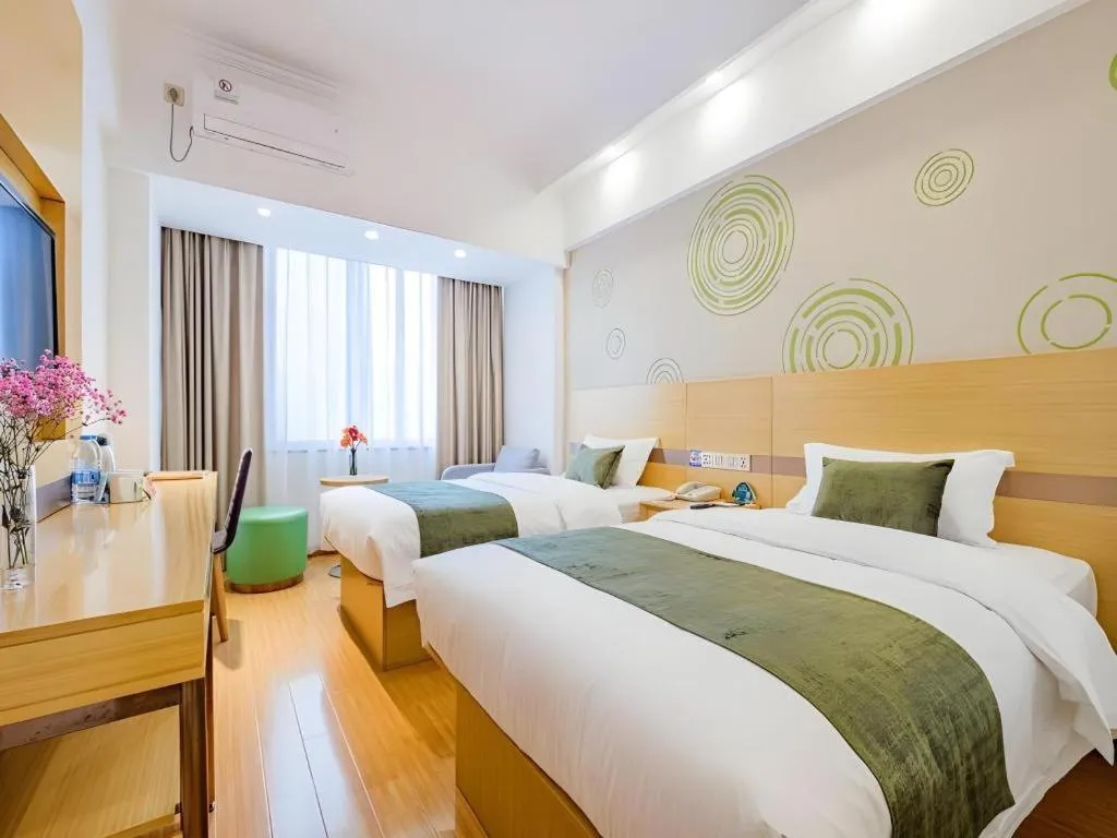 Bed in GreenTree Inn Shanghai Jingan Railway Station Xinzha Road Business Hotel