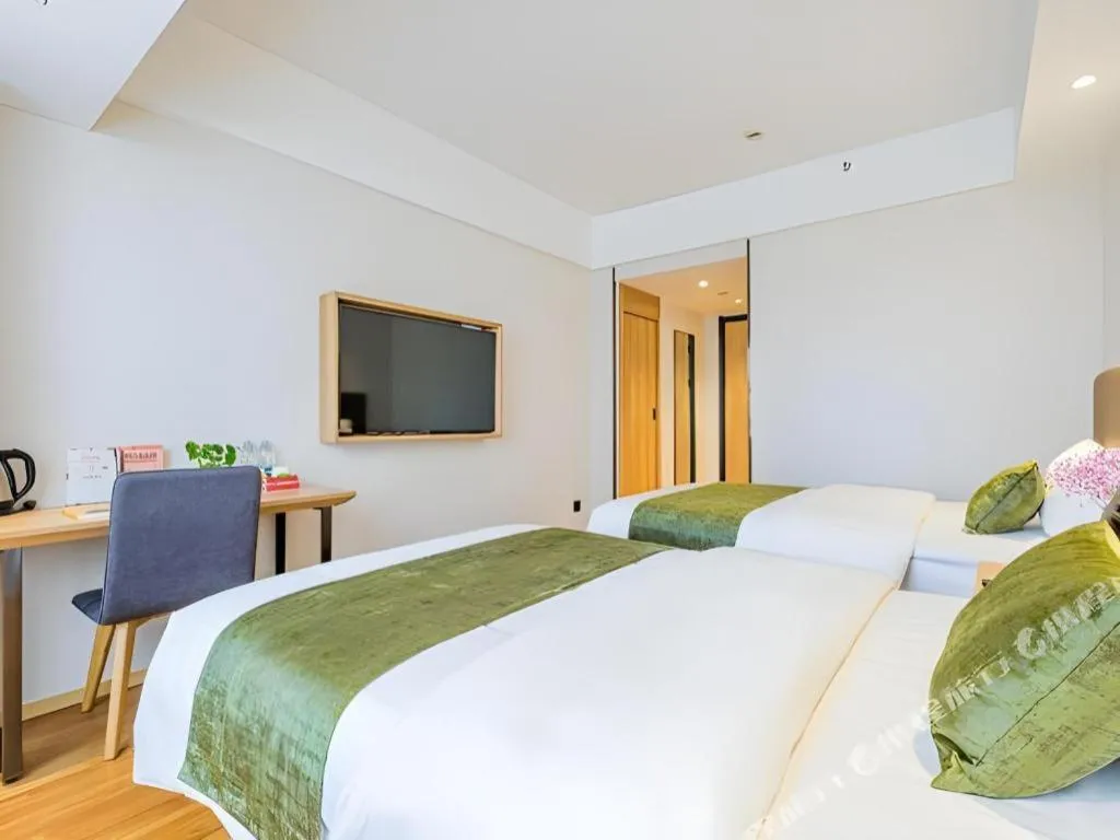 Bed in GreenTree Inn Shanghai Jingan Railway Station Xinzha Road Business Hotel