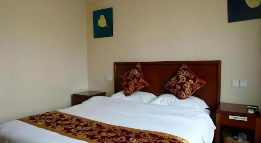 Bed in GreenTree Inn Shanghai Jingan Railway Station Xinzha Road Business Hotel