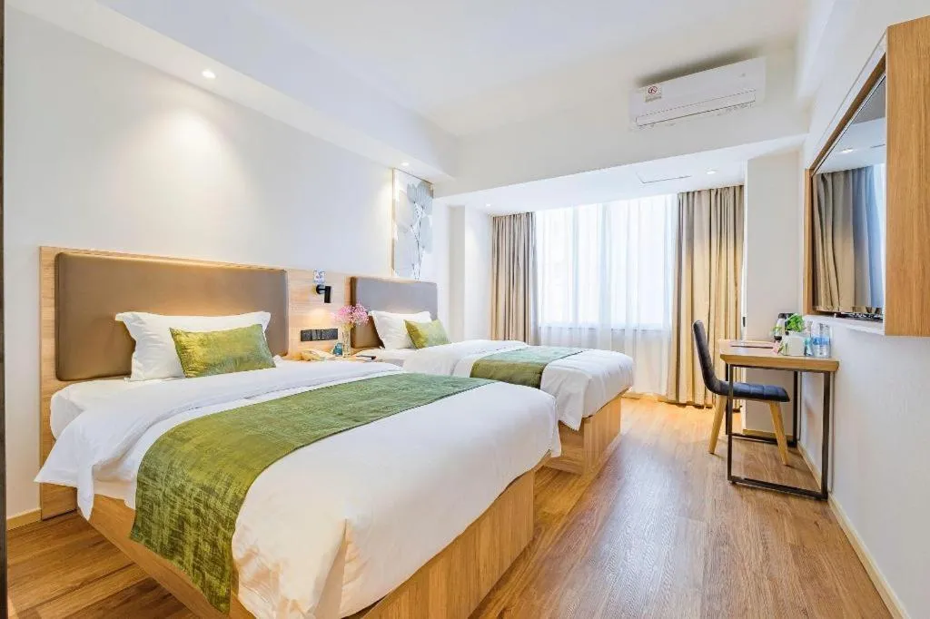 Bed in GreenTree Inn Shanghai Jingan Railway Station Xinzha Road Business Hotel