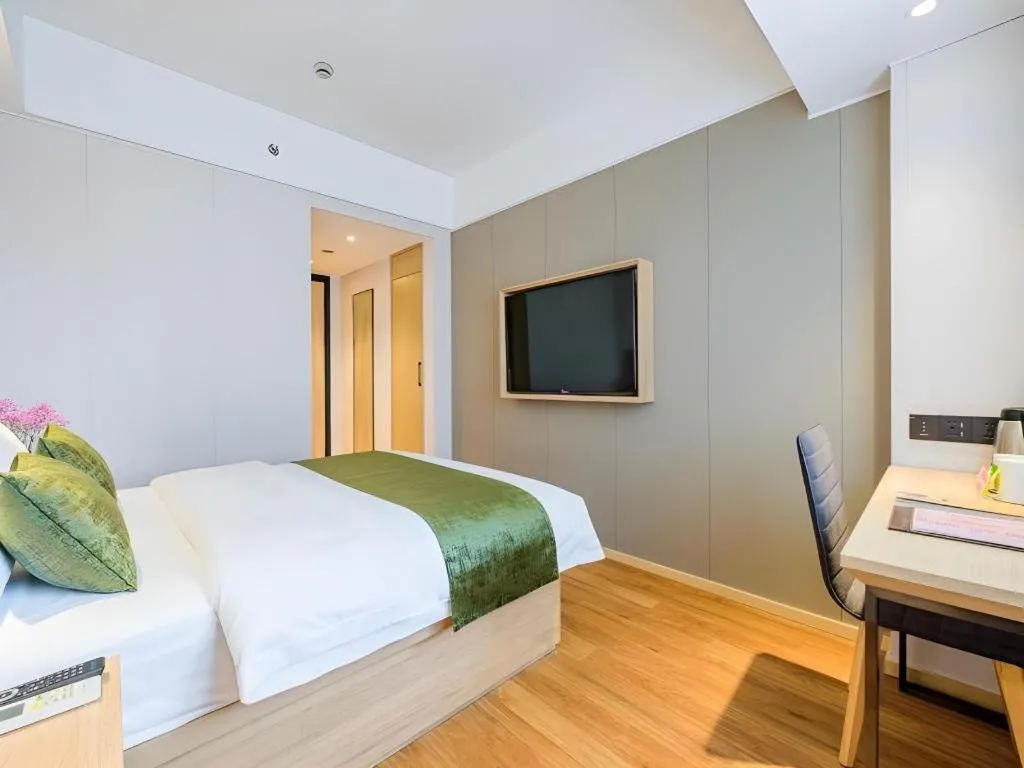 Bed in GreenTree Inn Shanghai Jingan Railway Station Xinzha Road Business Hotel