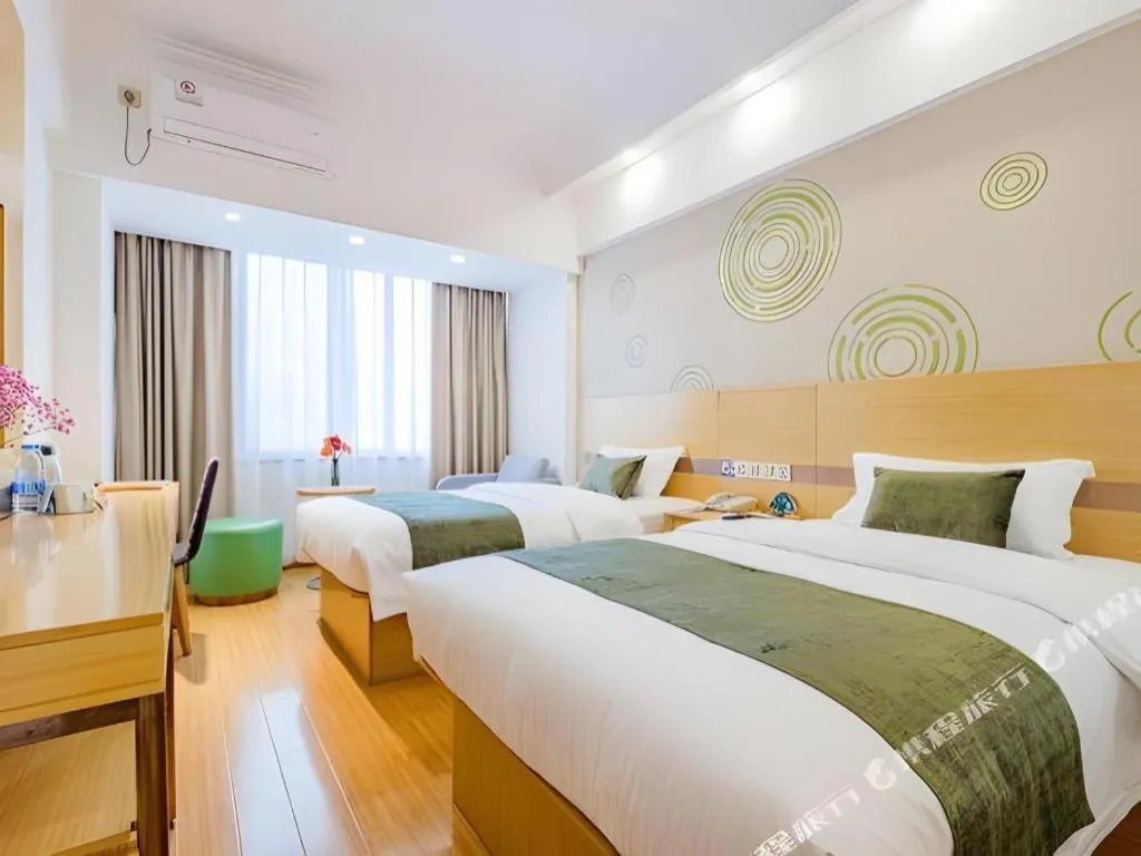 Bed in GreenTree Inn Shanghai Jingan Railway Station Xinzha Road Business Hotel