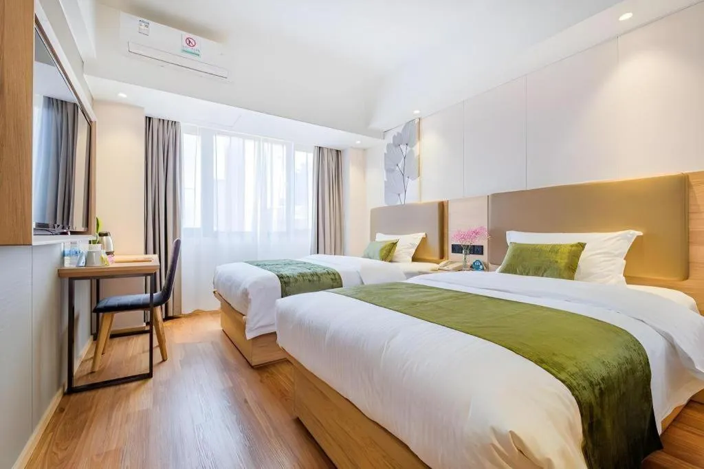 Bed in GreenTree Inn Shanghai Jingan Railway Station Xinzha Road Business Hotel
