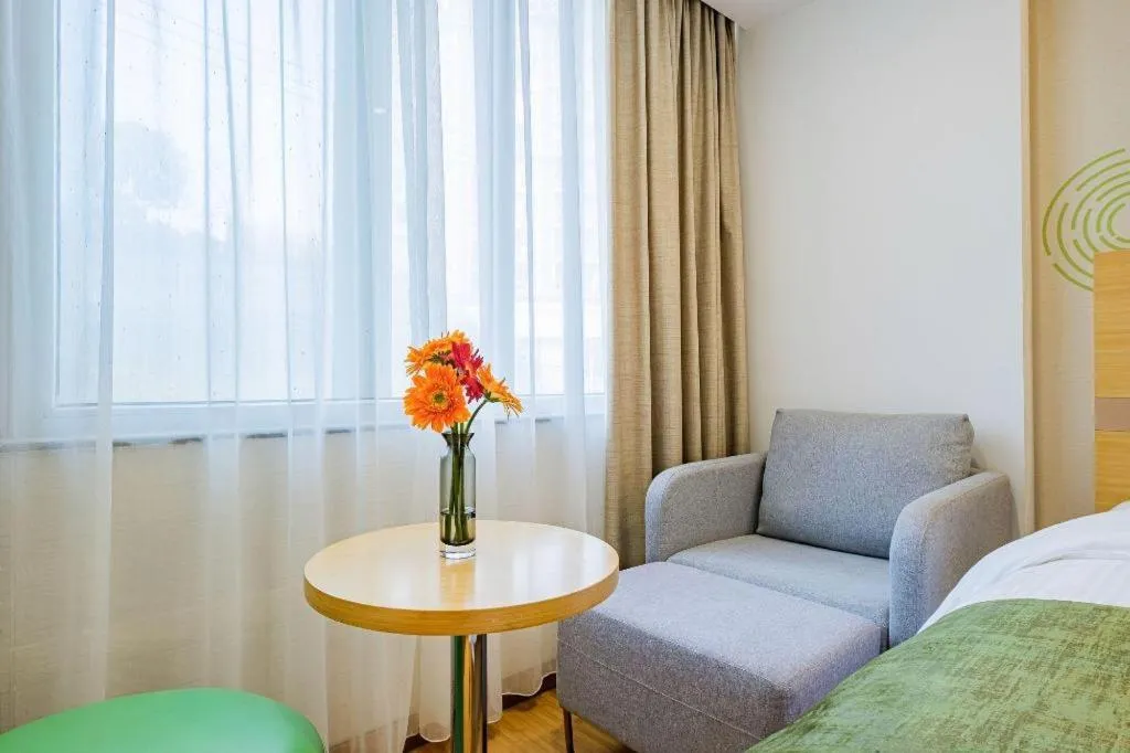 Bed in GreenTree Inn Shanghai Jingan Railway Station Xinzha Road Business Hotel