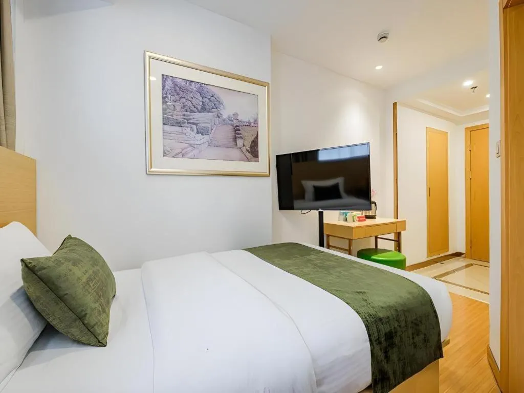 Bed in GreenTree Inn Shanghai Jingan Railway Station Xinzha Road Business Hotel