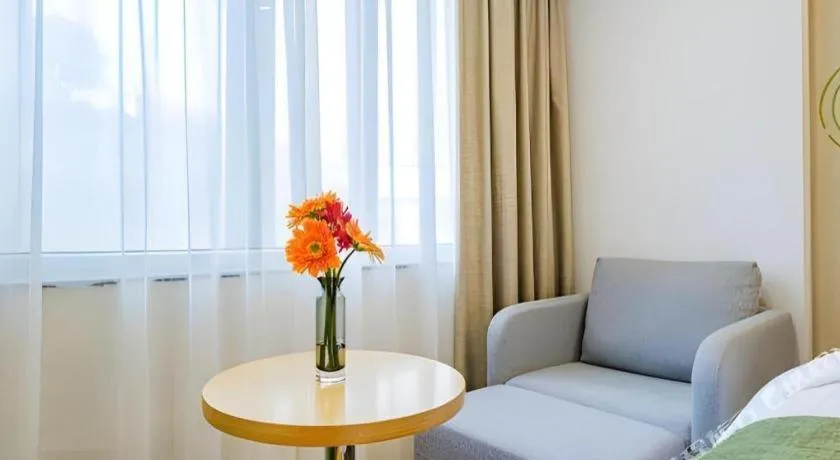 Bed in GreenTree Inn Shanghai Jingan Railway Station Xinzha Road Business Hotel