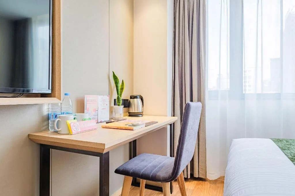 Bed in GreenTree Inn Shanghai Jingan Railway Station Xinzha Road Business Hotel