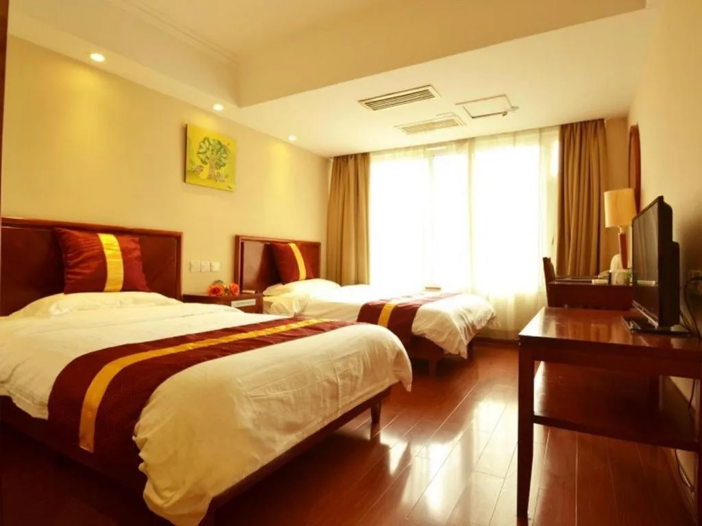 Bed in GreenTree Inn Shanghai Jingan Railway Station Xinzha Road Business Hotel
