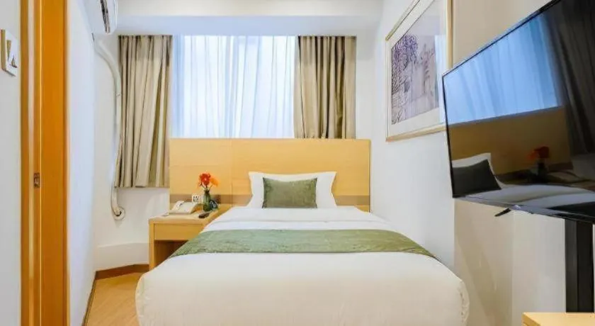 Bed in GreenTree Inn Shanghai Jingan Railway Station Xinzha Road Business Hotel