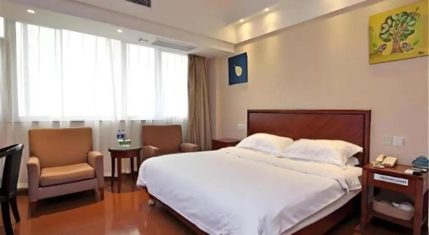 Bed in GreenTree Inn Shanghai Jingan Railway Station Xinzha Road Business Hotel