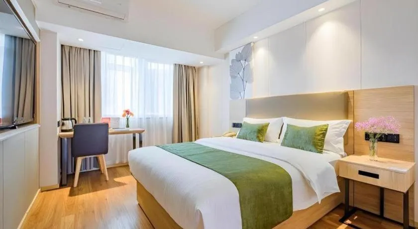 Bed in GreenTree Inn Shanghai Jingan Railway Station Xinzha Road Business Hotel