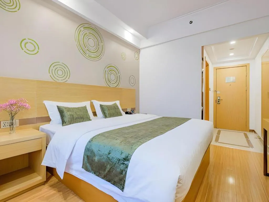 Bed in GreenTree Inn Shanghai Jingan Railway Station Xinzha Road Business Hotel