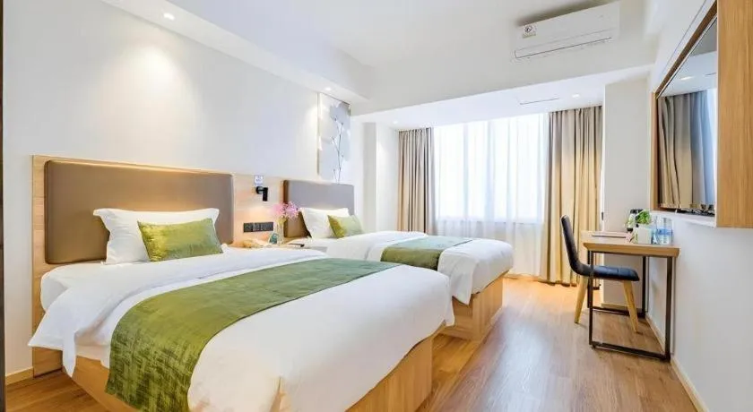 Bed in GreenTree Inn Shanghai Jingan Railway Station Xinzha Road Business Hotel