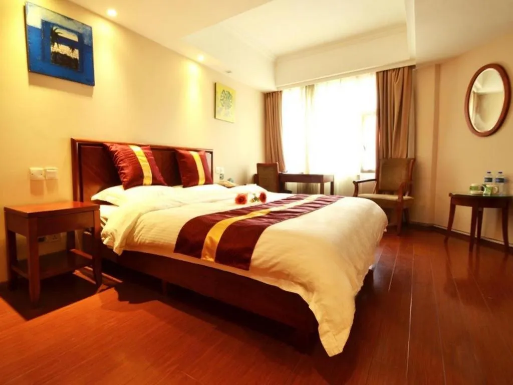 Bed in GreenTree Inn Shanghai Jingan Railway Station Xinzha Road Business Hotel