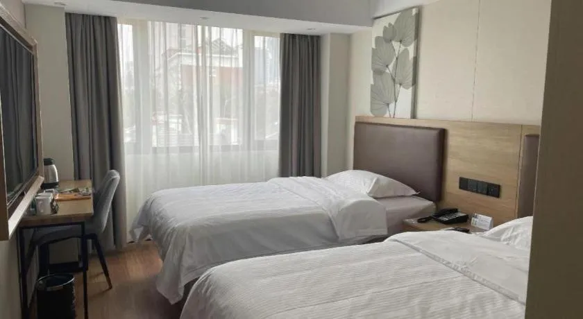 Bed in GreenTree Inn Shanghai Jingan Railway Station Xinzha Road Business Hotel