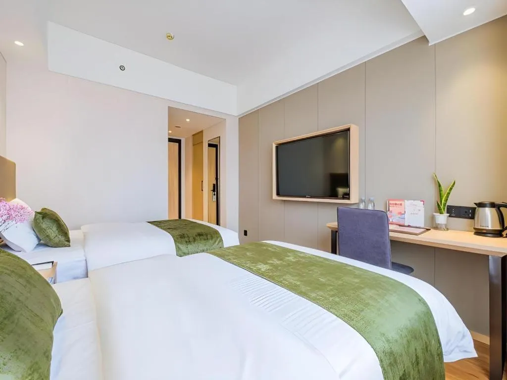 Bed in GreenTree Inn Shanghai Jingan Railway Station Xinzha Road Business Hotel