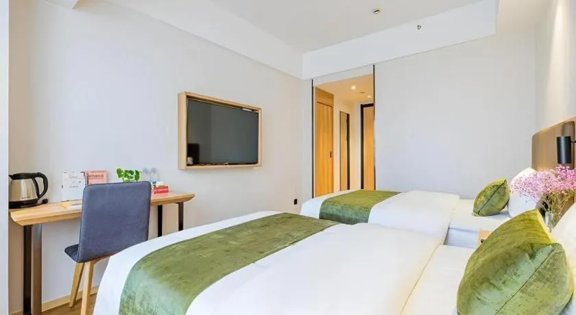 Bed in GreenTree Inn Shanghai Jingan Railway Station Xinzha Road Business Hotel