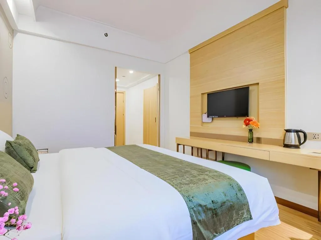 Bed in GreenTree Inn Shanghai Jingan Railway Station Xinzha Road Business Hotel