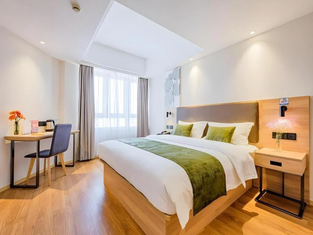 Bed in GreenTree Inn Shanghai Jingan Railway Station Xinzha Road Business Hotel