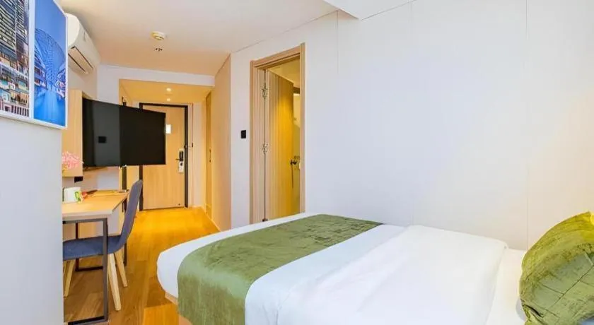 Bed in GreenTree Inn Shanghai Jingan Railway Station Xinzha Road Business Hotel
