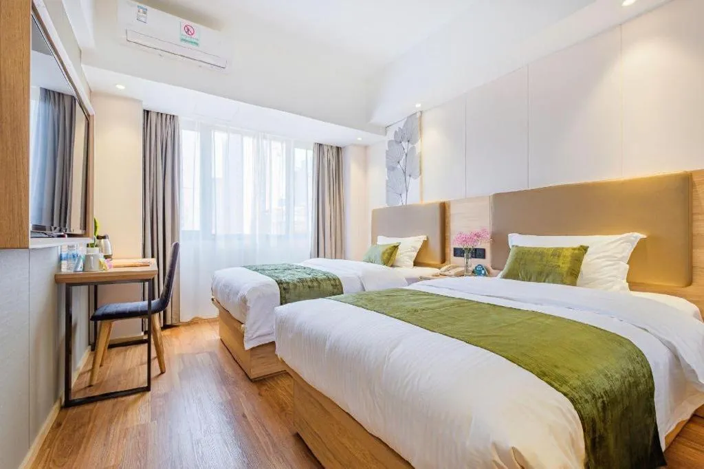 Bed in GreenTree Inn Shanghai Jingan Railway Station Xinzha Road Business Hotel