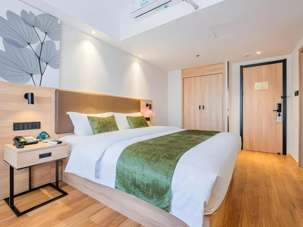 Bed in GreenTree Inn Shanghai Jingan Railway Station Xinzha Road Business Hotel