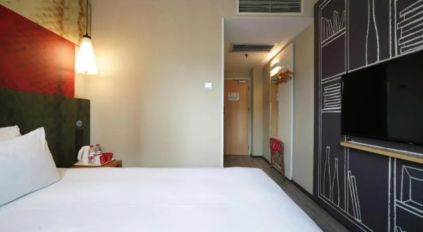 Bed in Ibis Xiamen Railway Station Hotel